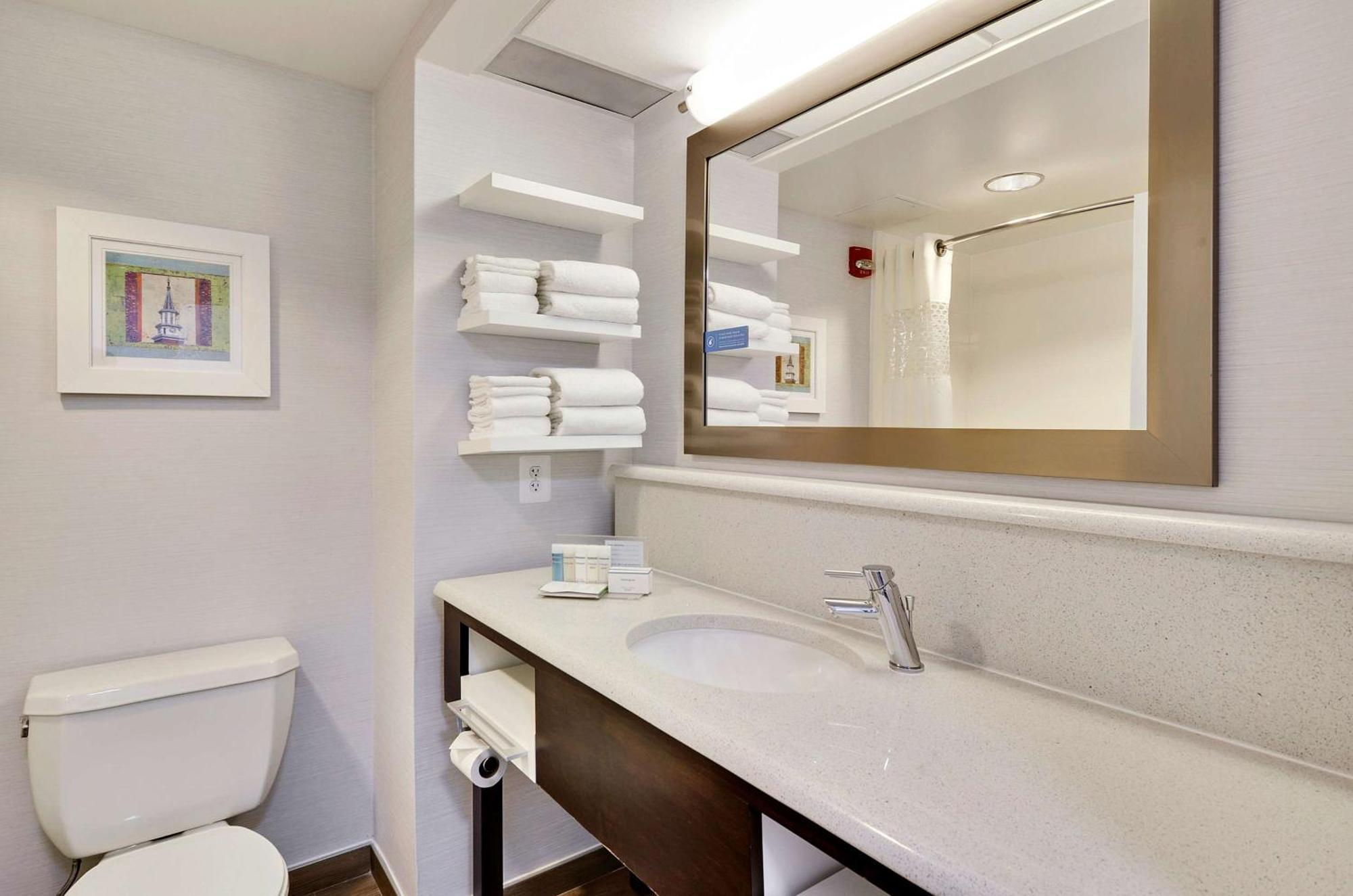 Hampton Inn Alexandria/Old Town Экстерьер фото