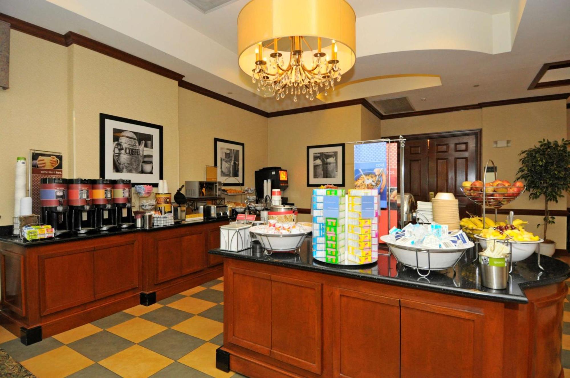 Hampton Inn Alexandria/Old Town Экстерьер фото