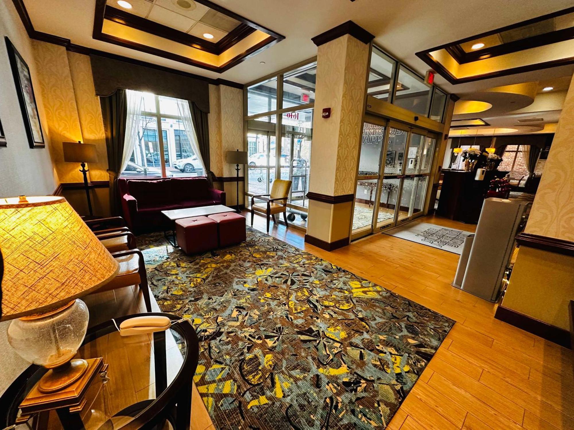 Hampton Inn Alexandria/Old Town Экстерьер фото
